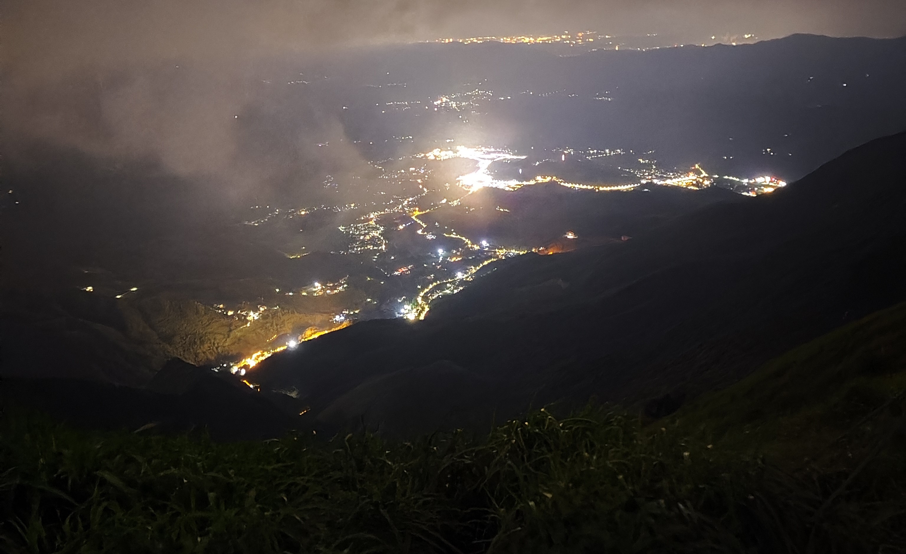 夜晚的星空与灯光